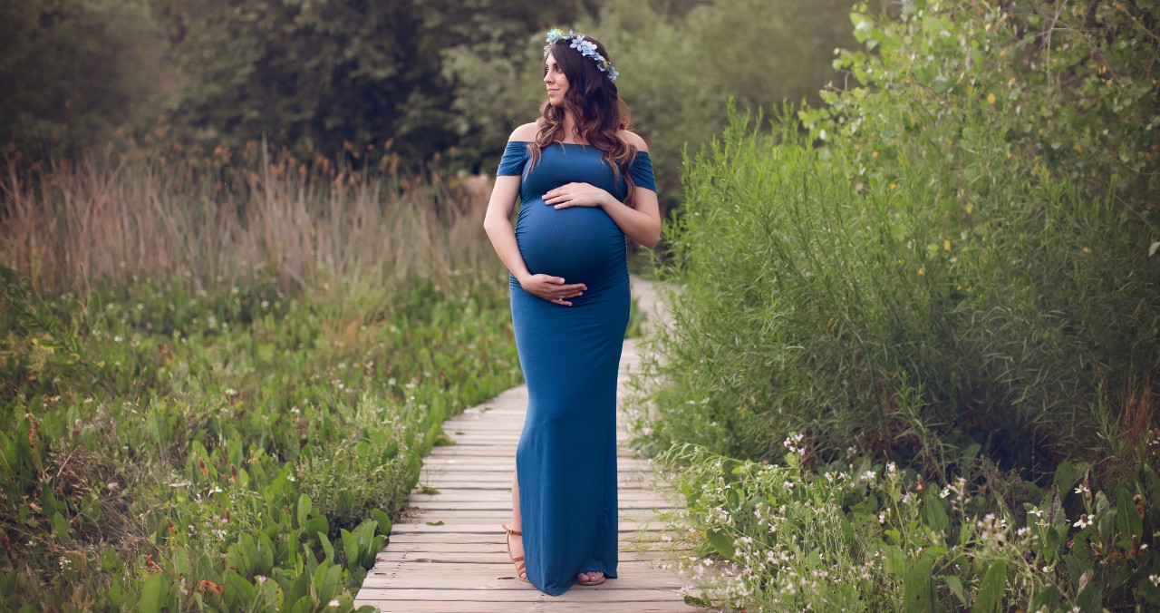 Maternity Photo outdoors on a natural bridge in a park